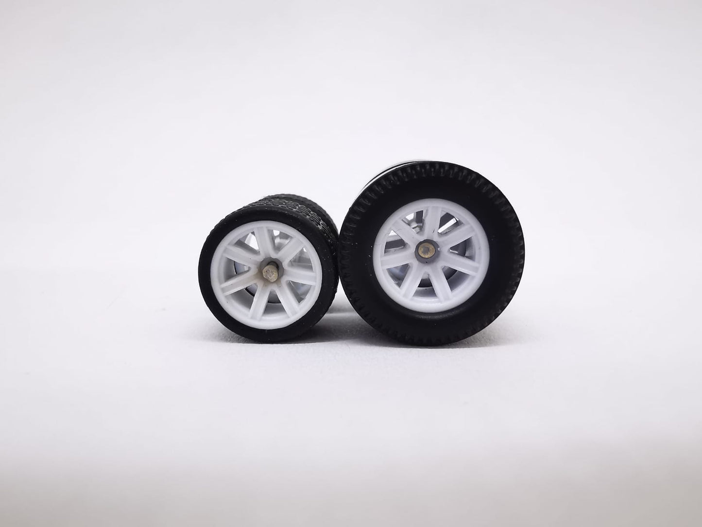 Dragster tire 7 spoke white, Black/Rear Flat not removable
