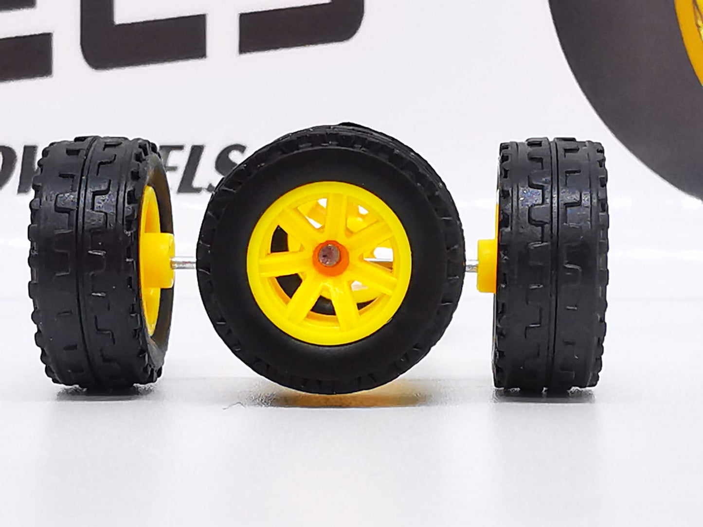 JAGUAR WARRIOR AT 7 spoke 11mm yellow, black tire not removable