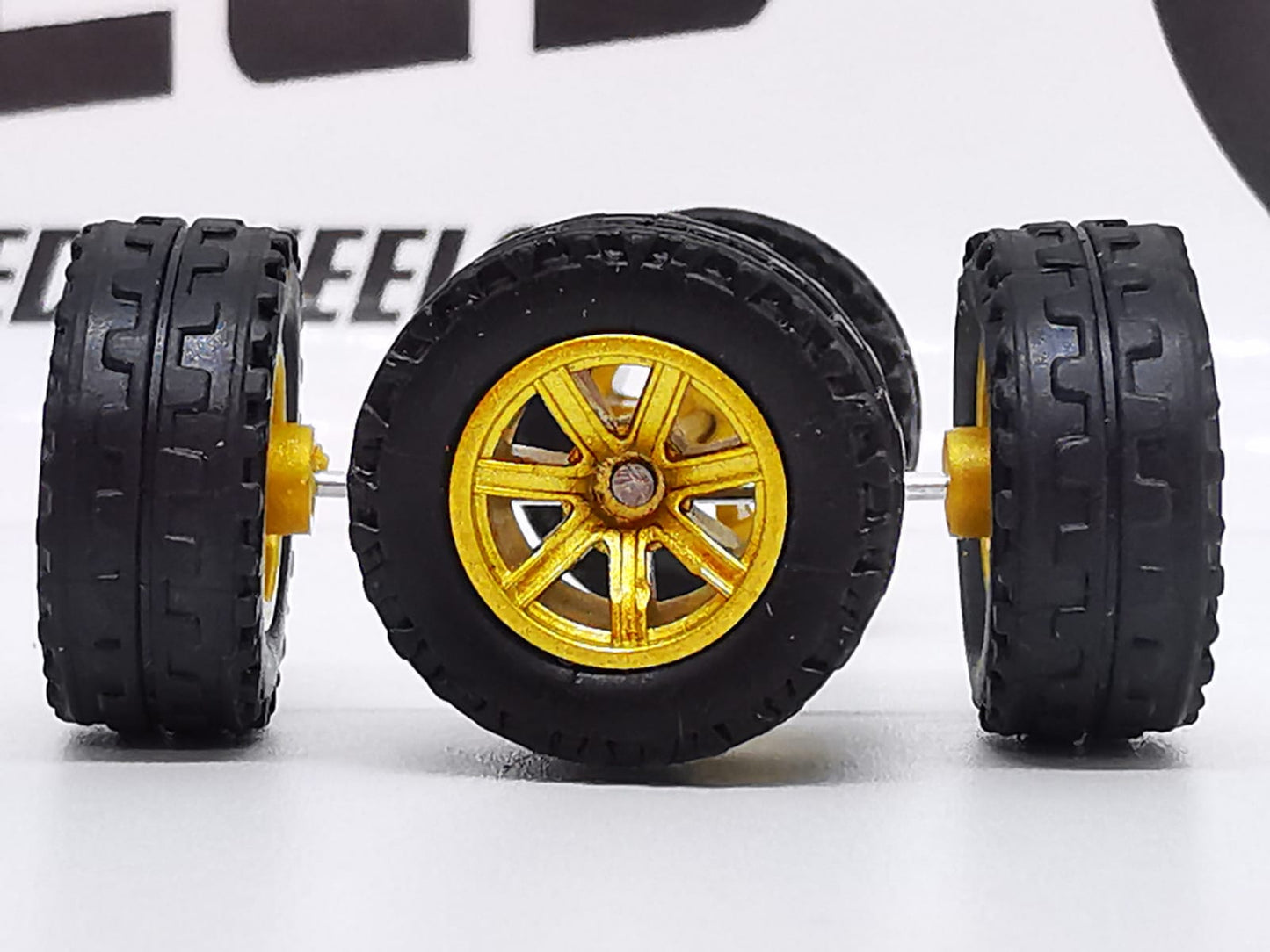 JAGUAR WARRIOR AT 7 spoke 11mm polished gold, black tire not removable