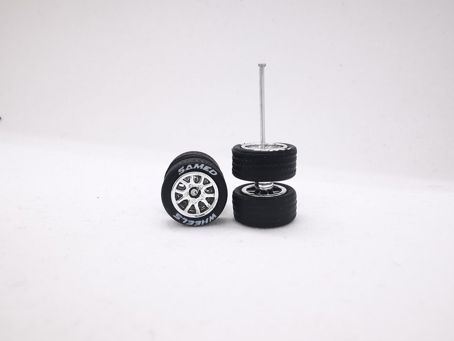 THUNDER 10 mm chrome rin, black tire with lettering