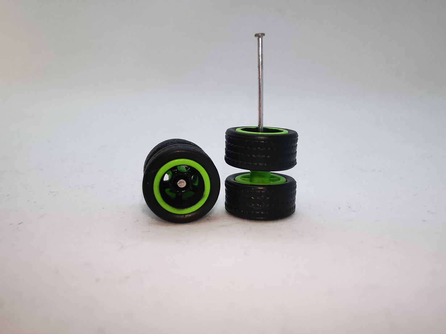 5 bolt 10 mm black tire Black Green ring