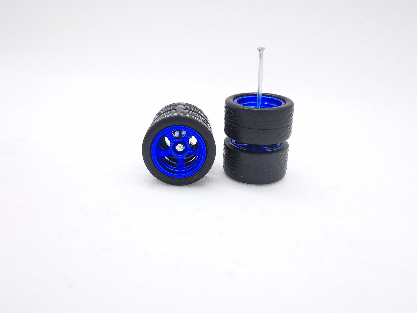 5 bolt 12 mm metallic blue ring, black tire