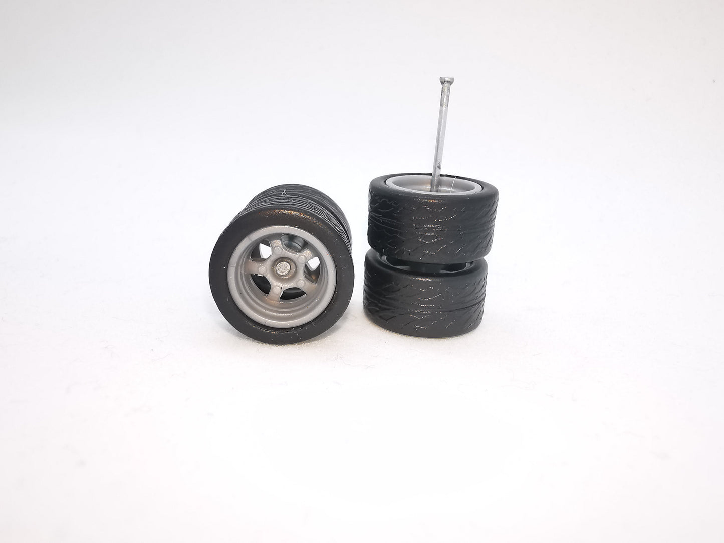 5 bolt 12 mm grey ring, black tire
