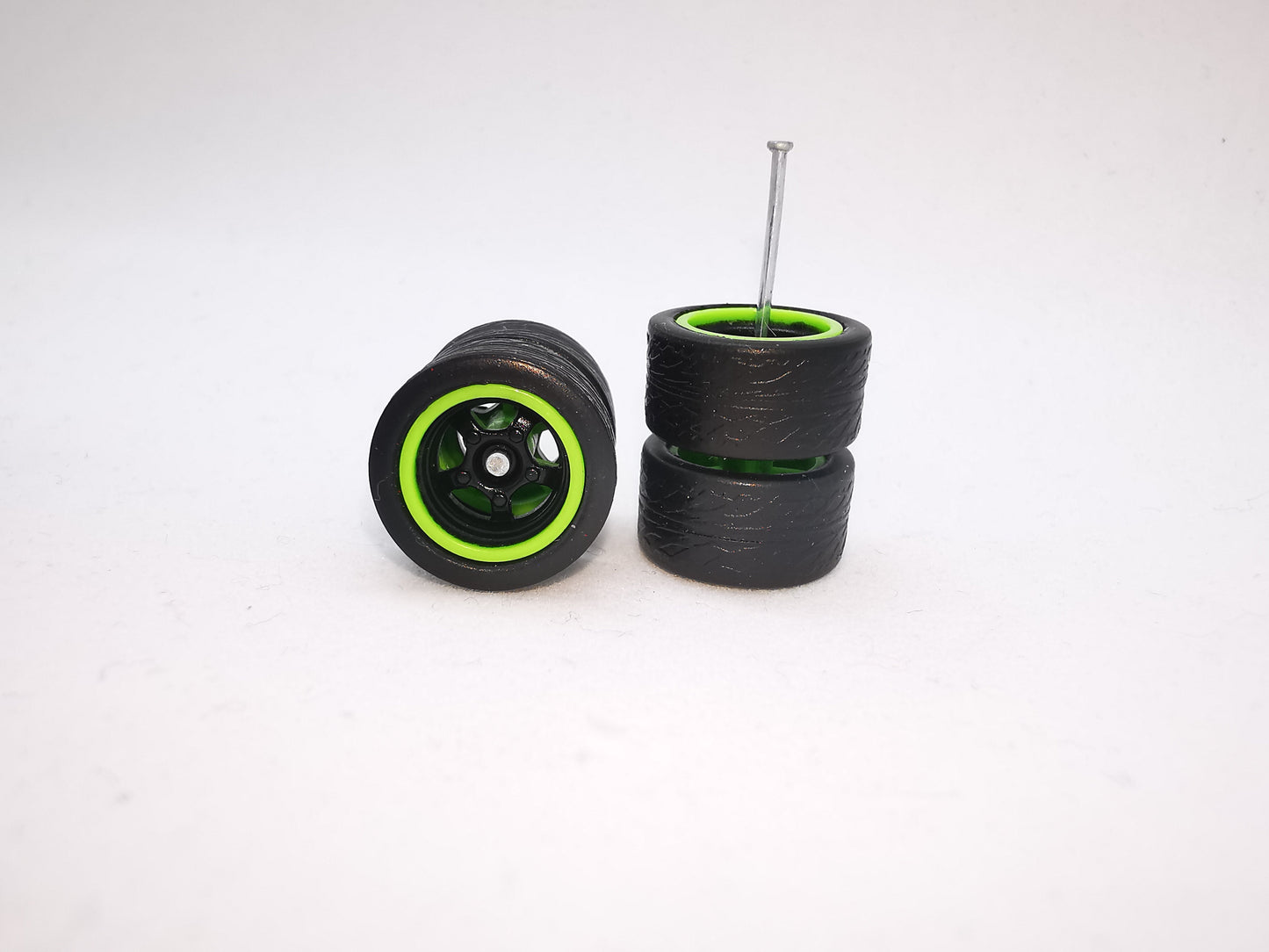 5 bolt 12 mm black green ring, black tire