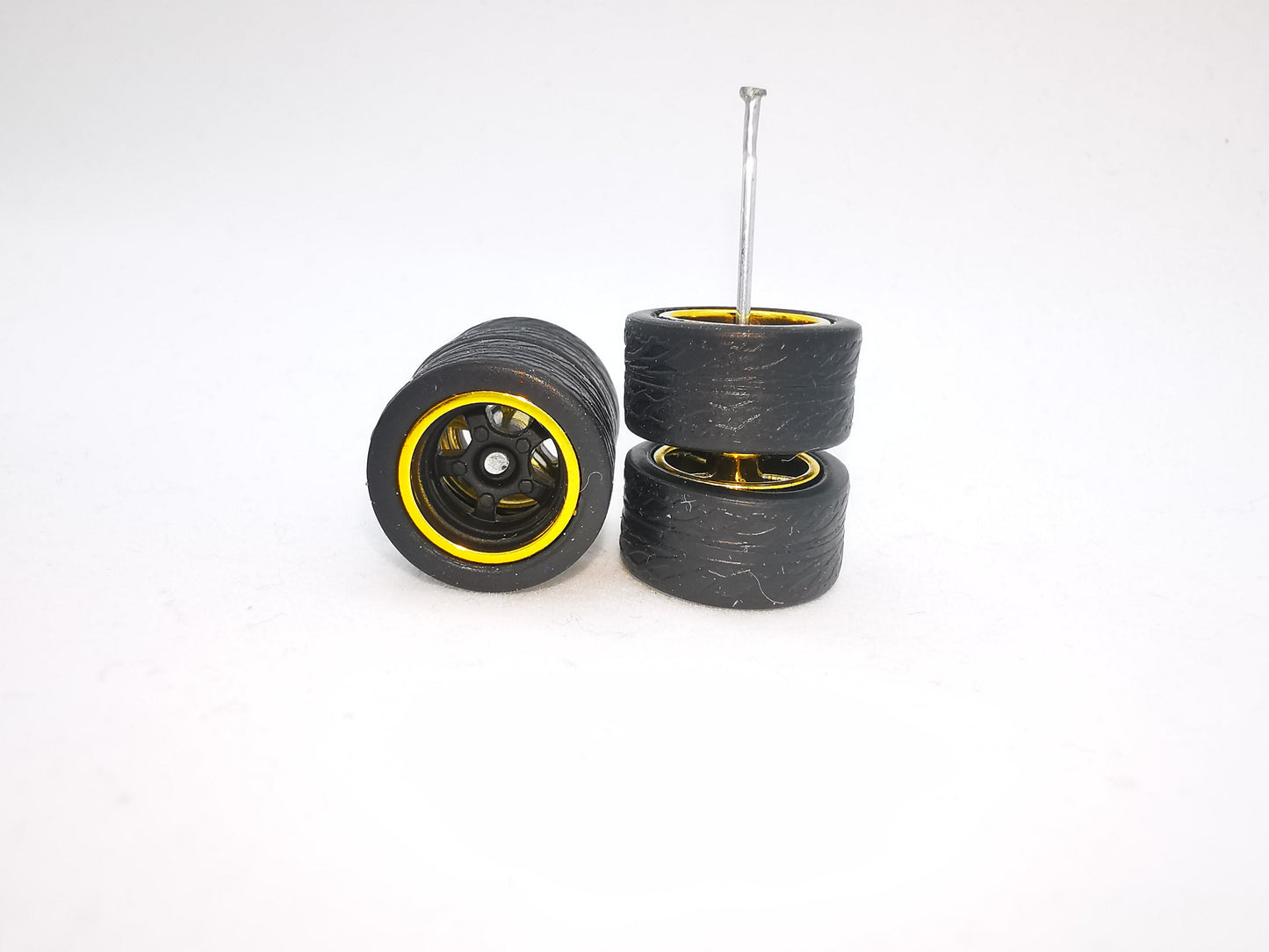 5 bolt 12 mm black gold ring, black tire