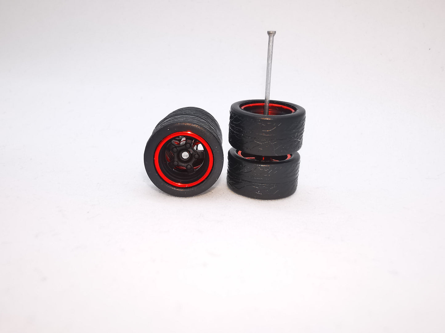 5 bolt 12 mm black red ring, black tire
