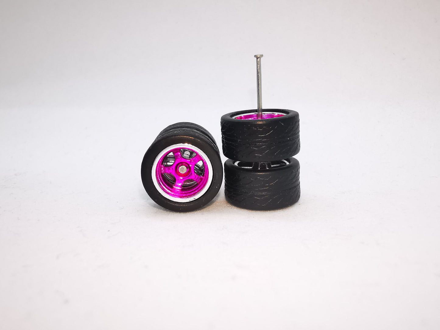 5 bolt 12 mm pink chrome ring, black tire