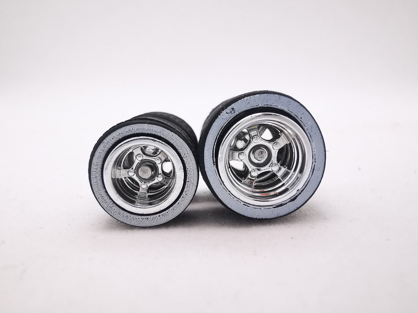 5 bolt 1012 mm chrome ring, black tire with white wall