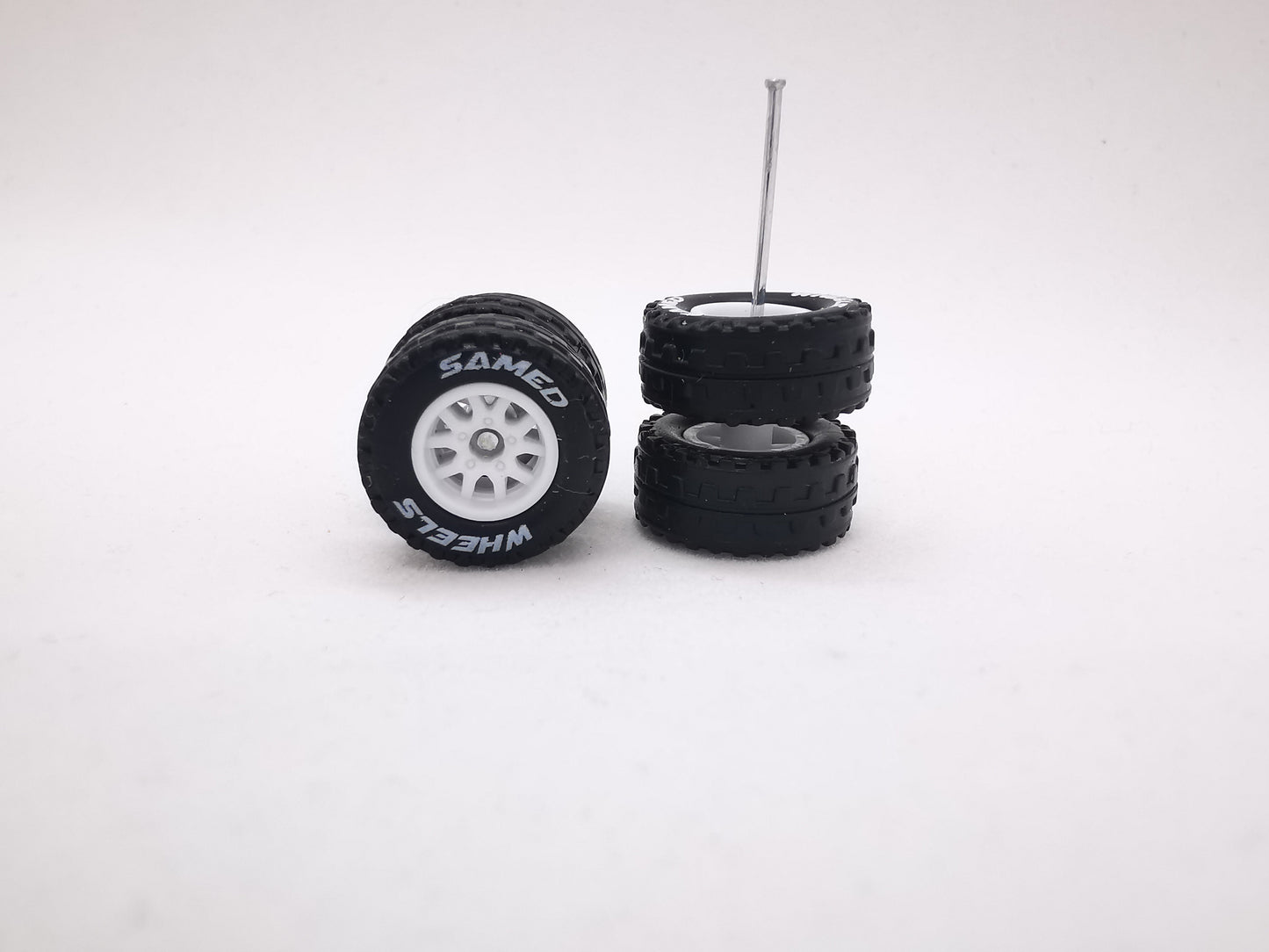 JAGUAR WARRIOR AT 10 MM thunder white ring, black tire with lettering