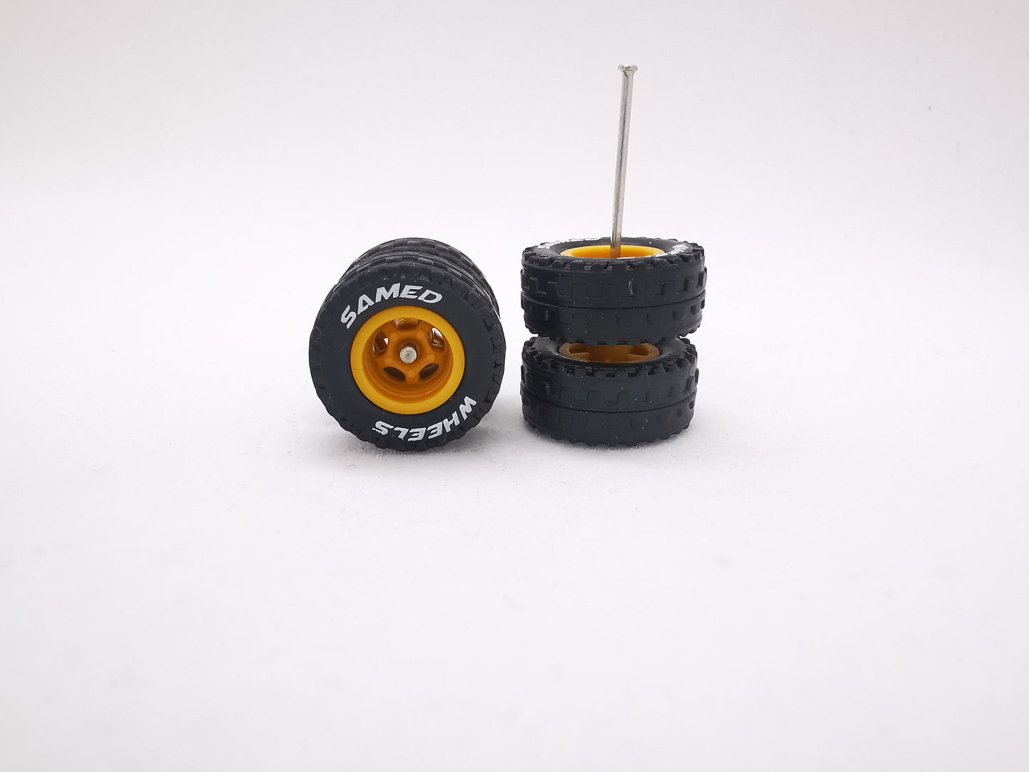 JAGUAR WARRIOR AT 10 MM 5 bolt brown ring, black tire with lettering