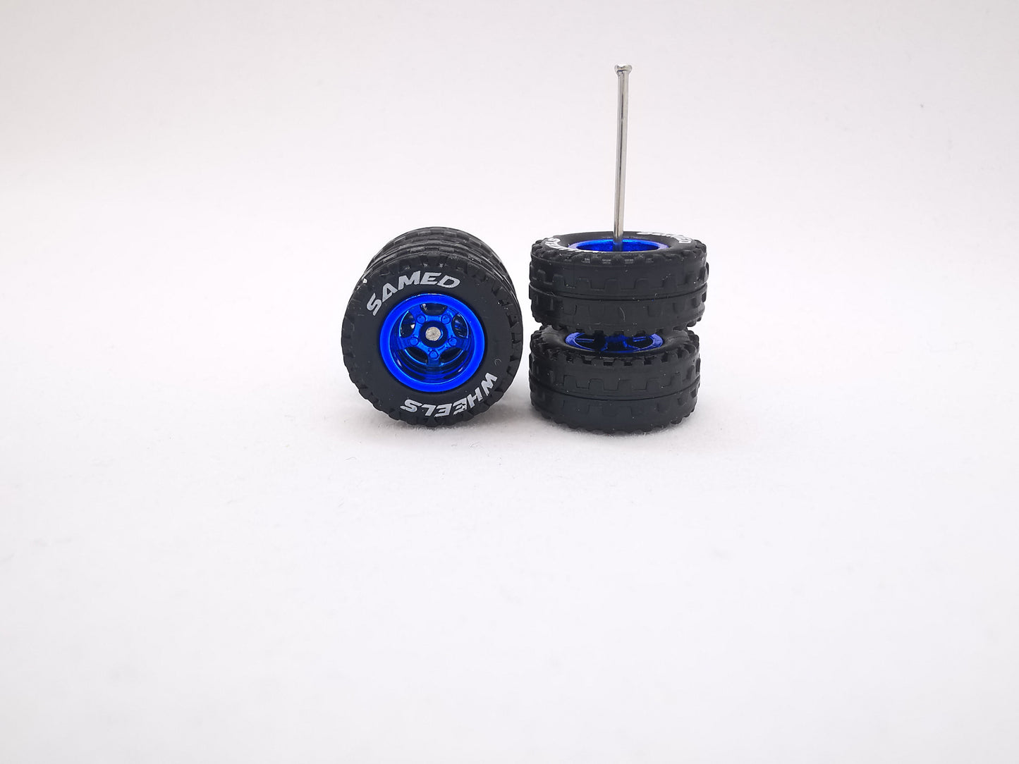 JAGUAR WARRIOR AT 10 MM 5 bolt metallic blue ring, black tire with lettering
