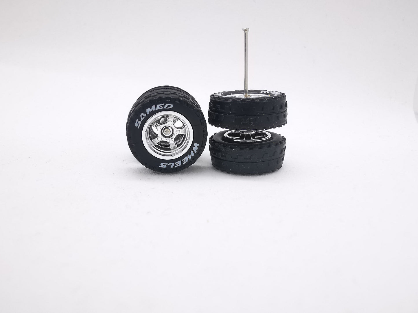 JAGUAR WARRIOR AT 10 MM 5 bolt chrome, Black tire with lettering