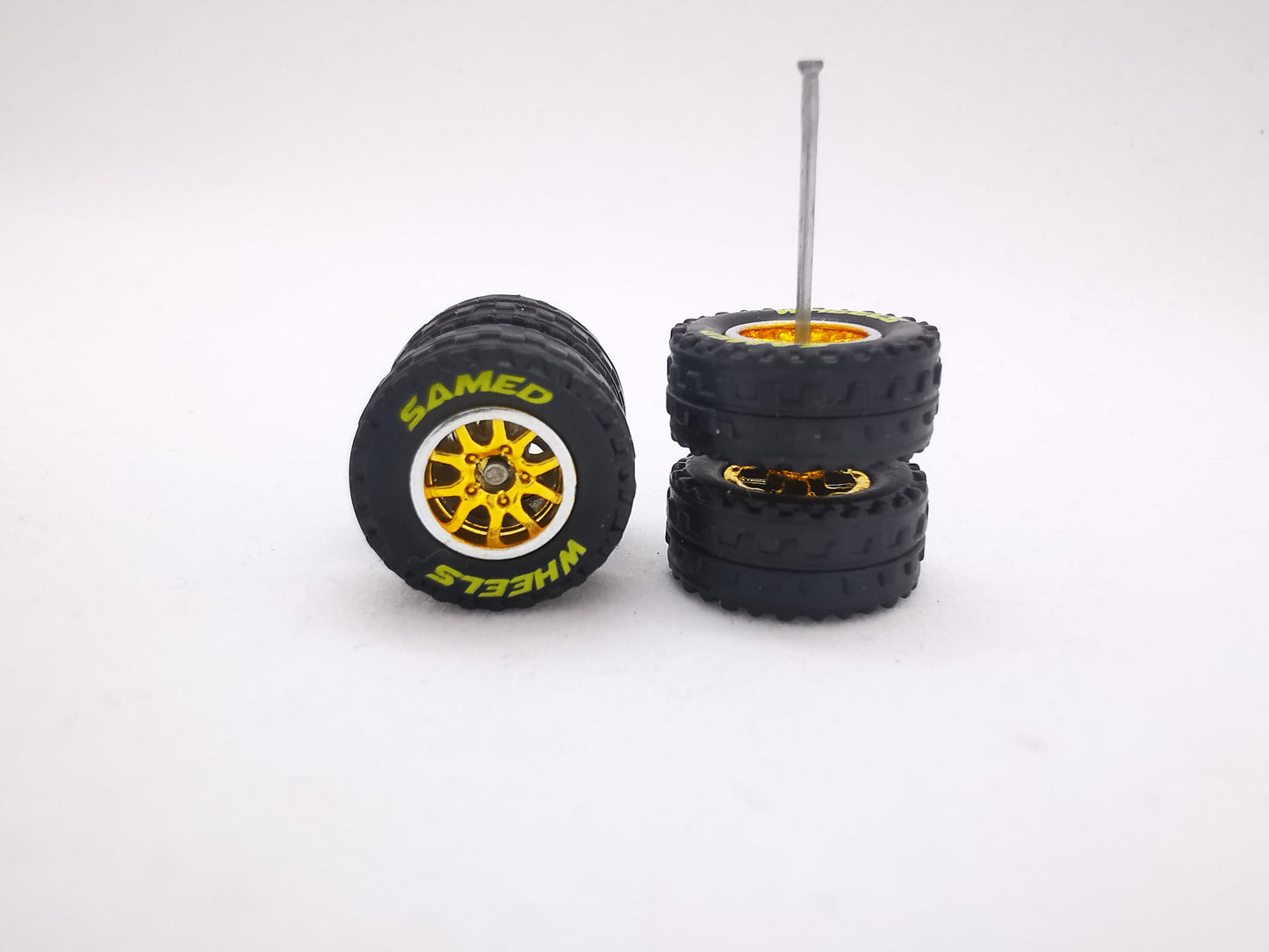 JAGUAR WARRIOR AT 10 MM thunder gold chrome ring, black tire with yellow lettering