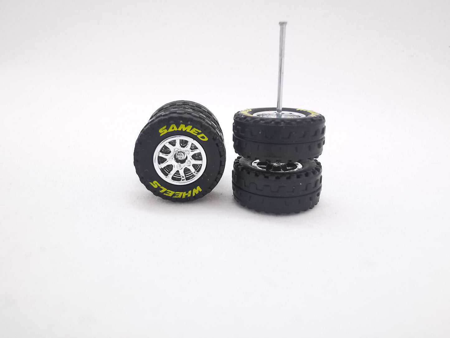 JAGUAR WARRIOR AT 10 MM thunder chrome ring, black tire with yellow lettering