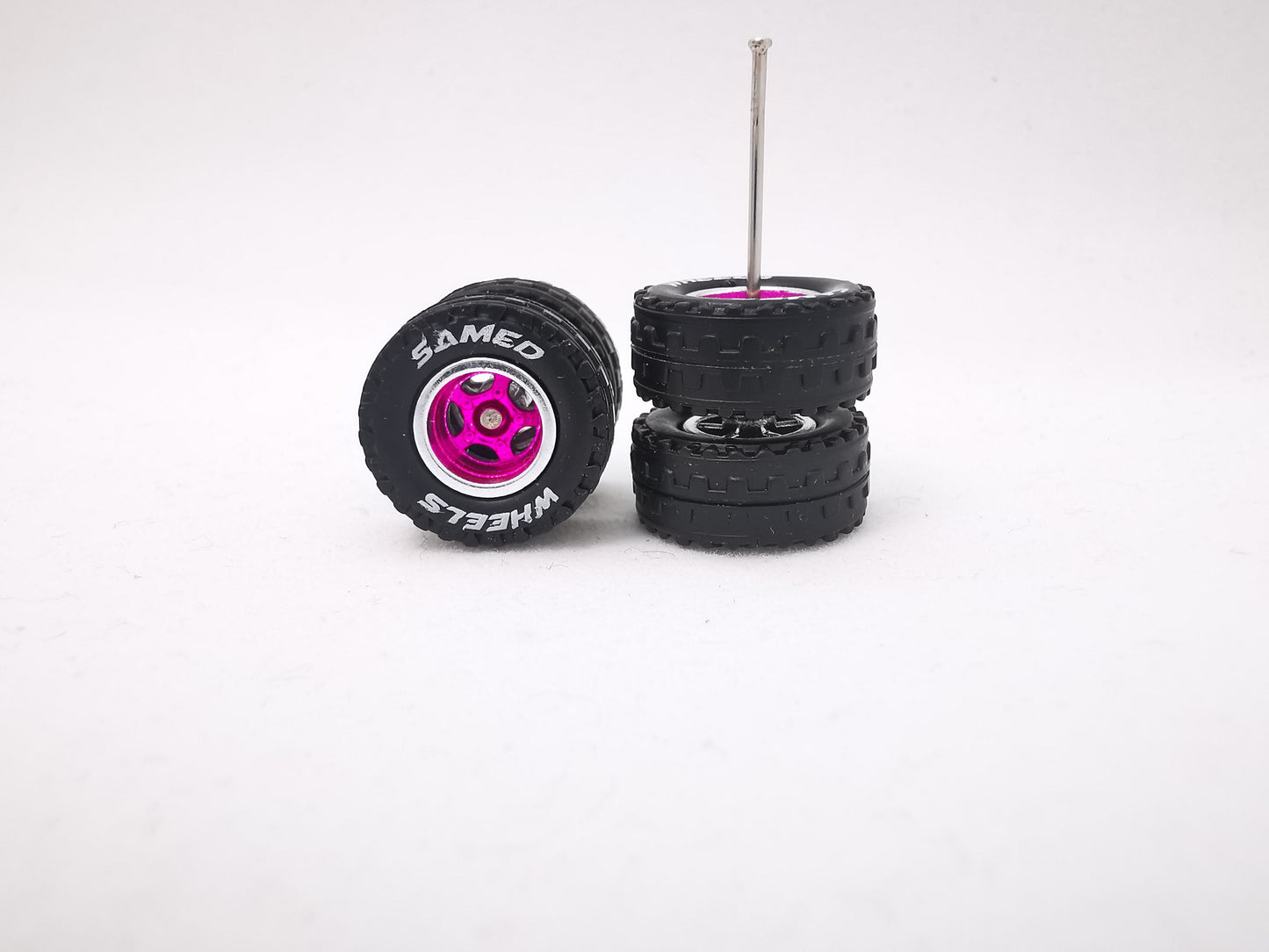 JAGUAR WARRIOR AT 10 MM 5 bolt pink chrome ring, black tire with lettering