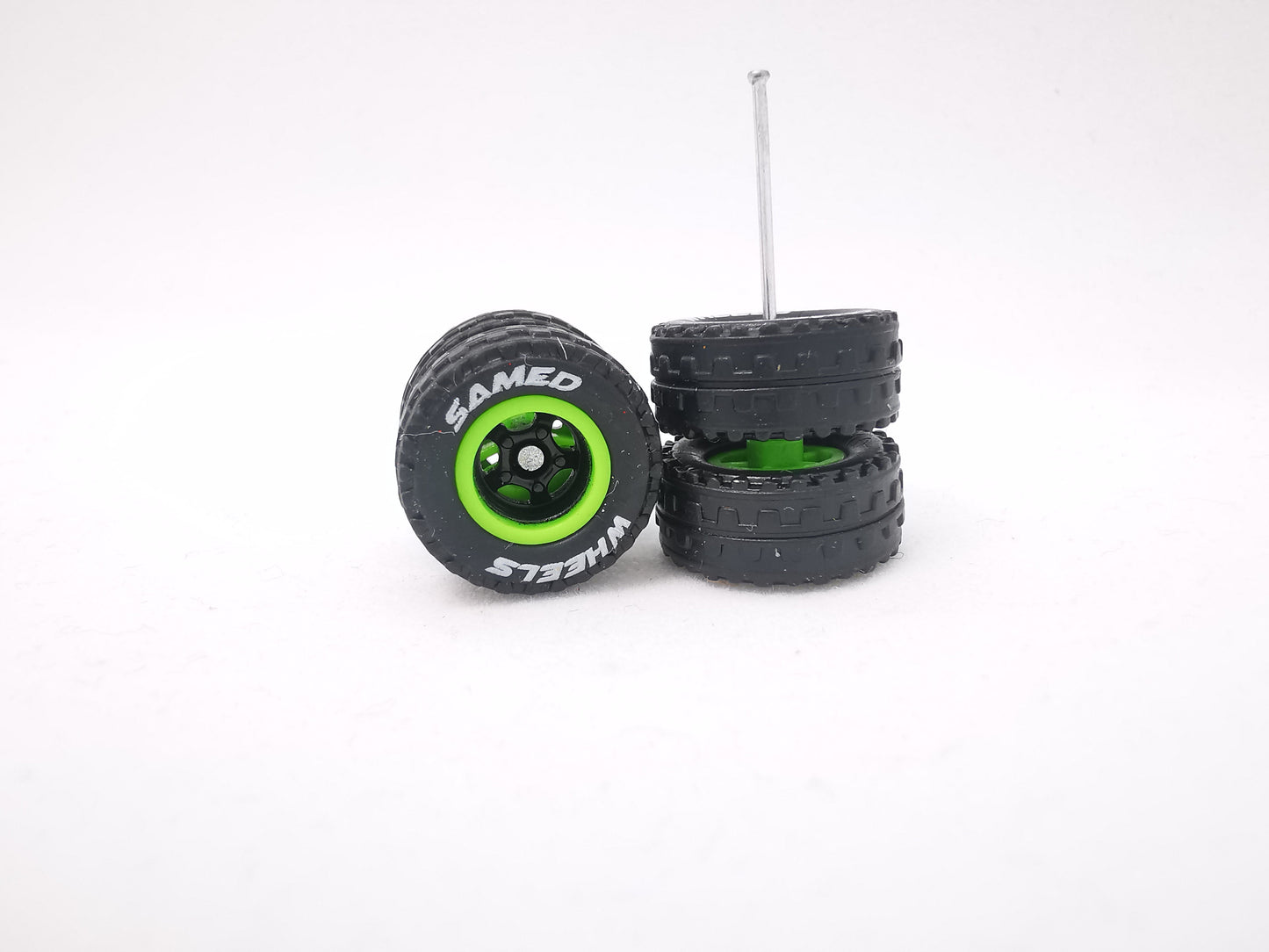 JAGUAR WARRIOR AT 10 MM 5 bolt black green ring, black tire with lettering