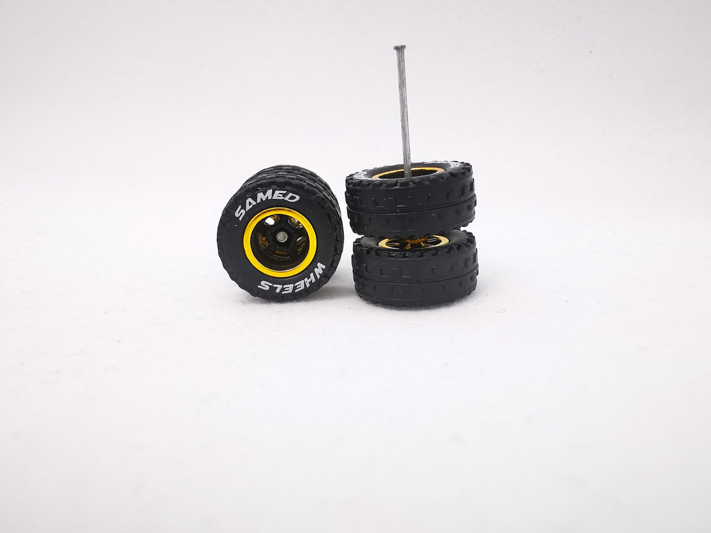 JAGUAR WARRIOR AT 10 MM 5 bolt black gold ring, black tire with lettering