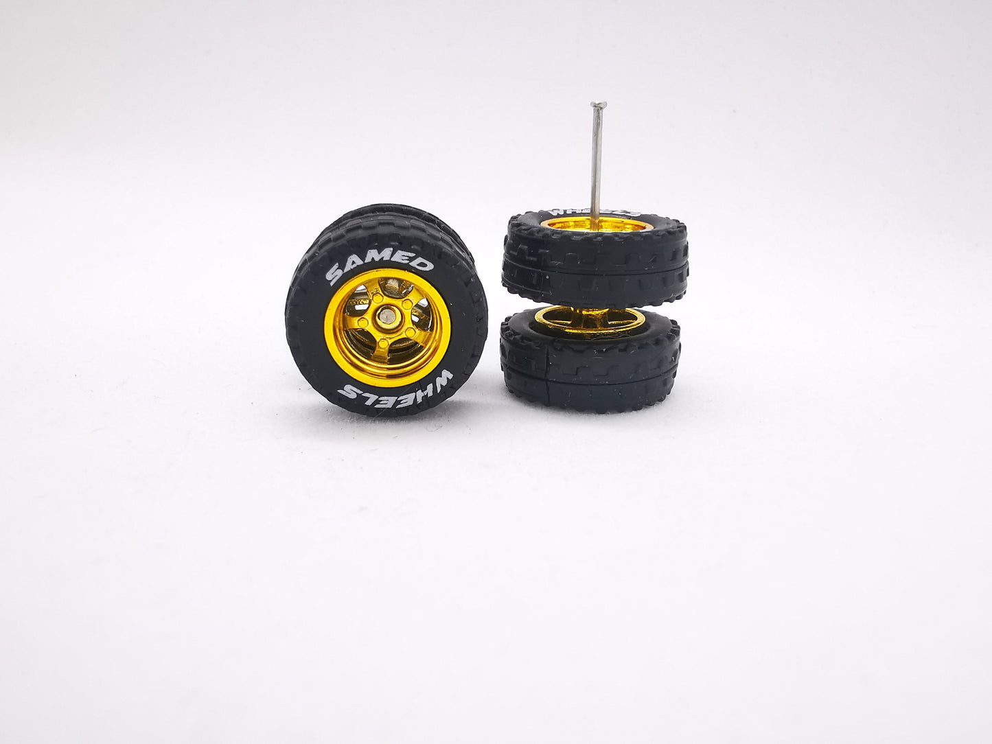 JAGUAR WARRIOR AT 10 MM 5 bolt gold ring, black tire with lettering